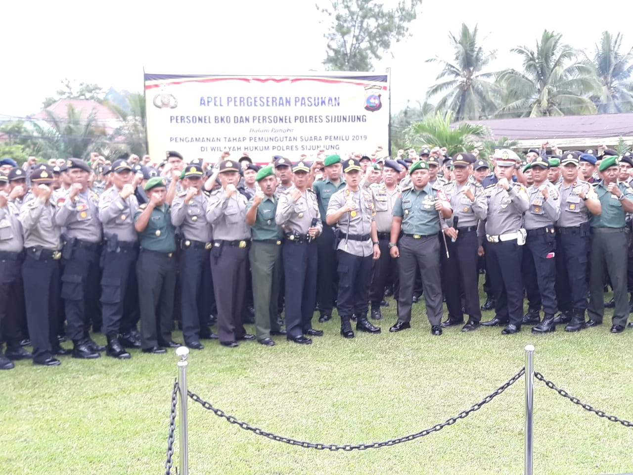 usai upacara gelar pasukan Kapolres Sijunjung, didampingi Dandim 0310SSD, foto bersama dengan semua personil Pam Pemilu 2019